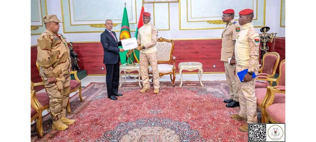 Le ministre de la Défense remet un message du Président de la République au Président du Burkina Faso.