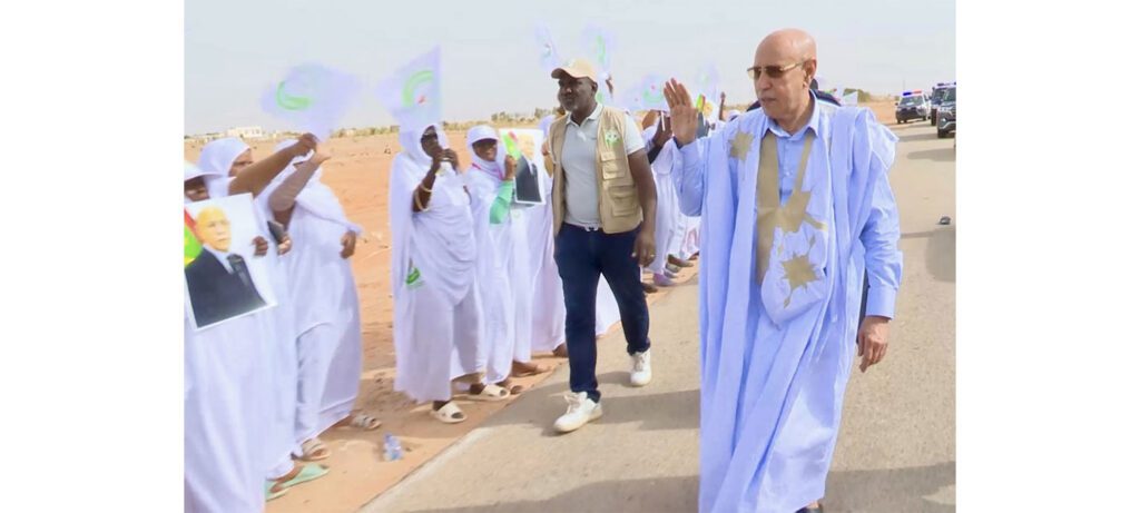 Ghazouani salue des bénéficiaires de Taazour lors d'une halte à Benchab